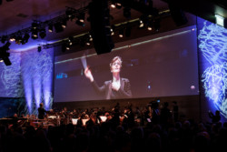 <a href="https://www.philharmoniesalzburg.at/wp-content/uploads/2018/09/Oberbank-Elisabeth-Fuchs-am-Screen-scaled.jpg" download
><strong>BILD DOWNLOAD</strong></a>